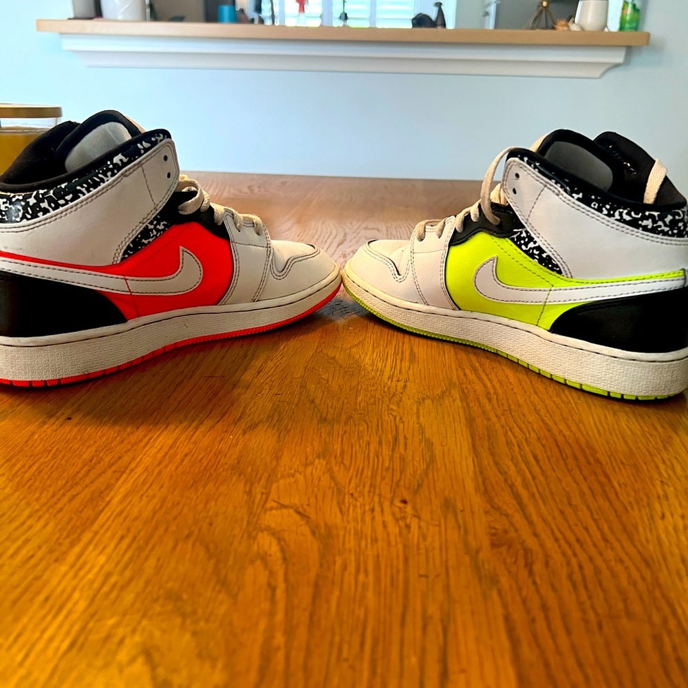 jordan 1 mid composition notebook Size 5y